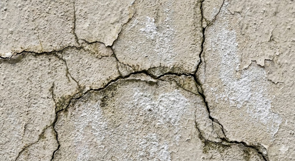 Parede rachada / ひび割れた外壁